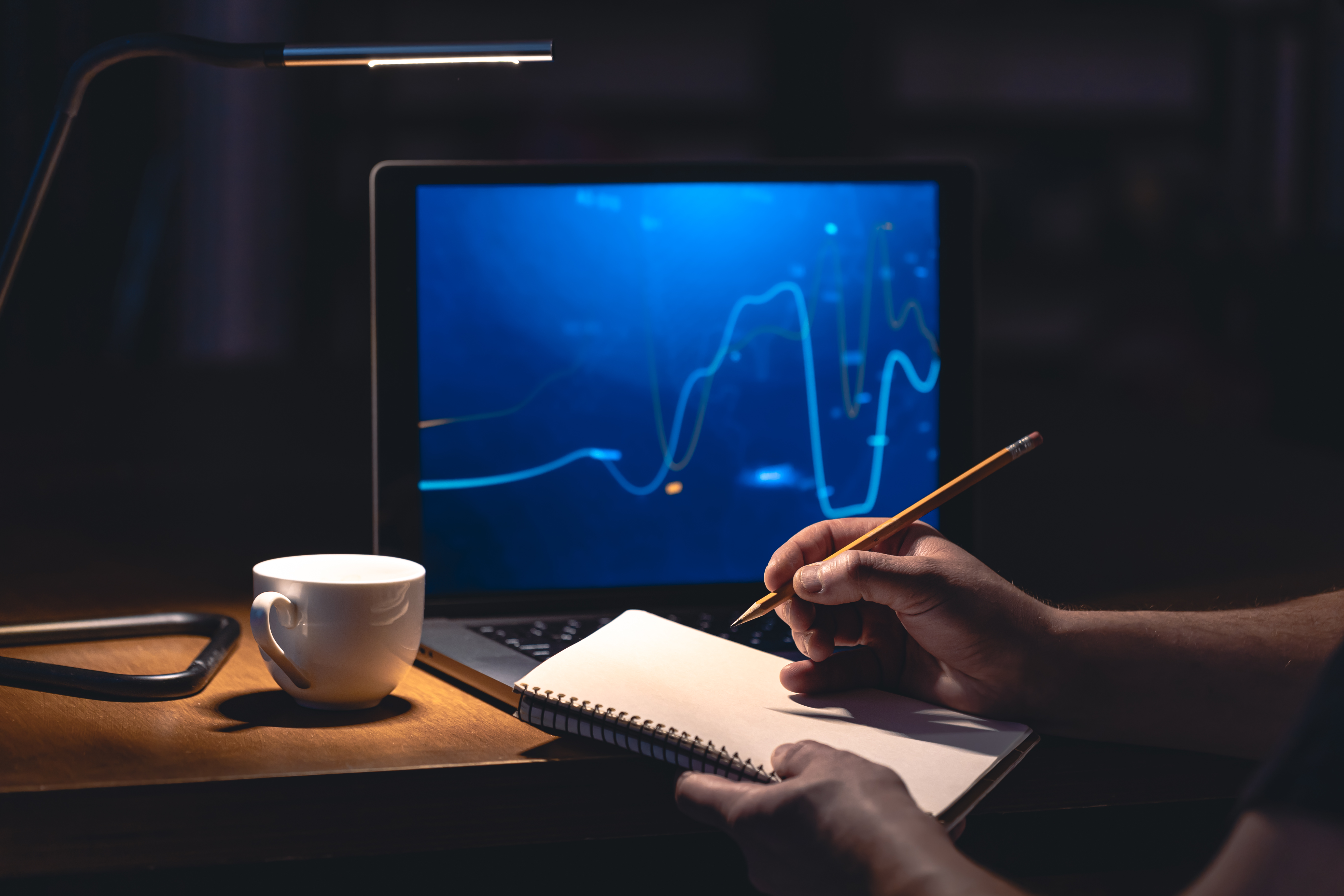 Imóveis Físicos vs. FIIs: Onde seu dinheiro rende mais?